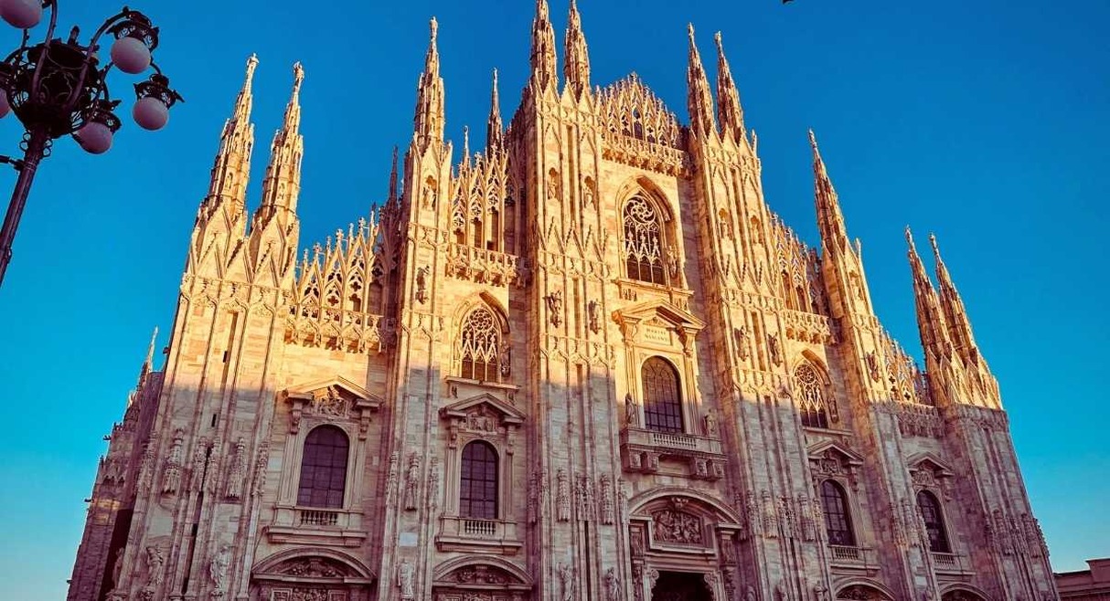 Façade gothique de la cathédrale Duomo de Milan illuminée au lever du soleil