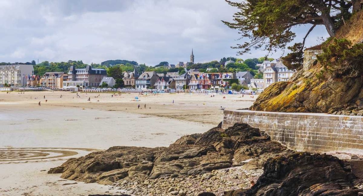 Vue de la grande plage de Saint-Cast-le-Guildo sur la côte d'Émeraude en Bretagne