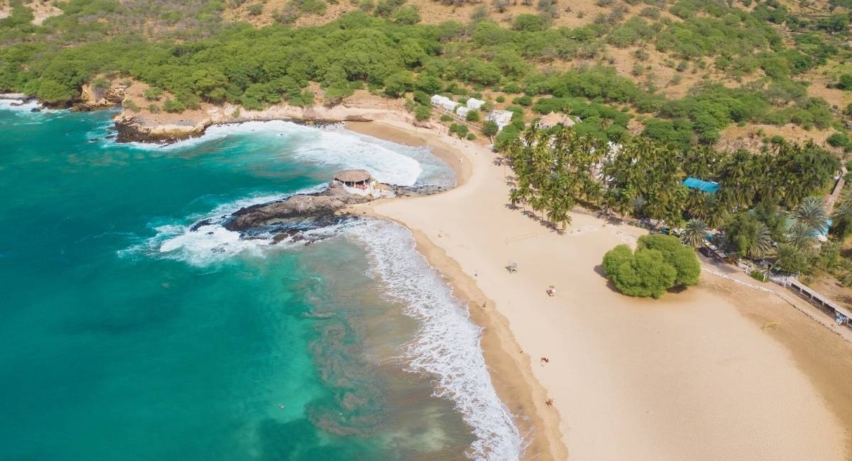 Vue aérienne d'une plage de sable et eau turquoise sur l'île de Santiago au Cap-Vert