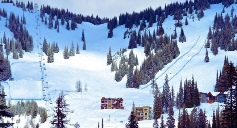 Station de sports d'hiver dans les montagnes avec pistes enneigées
