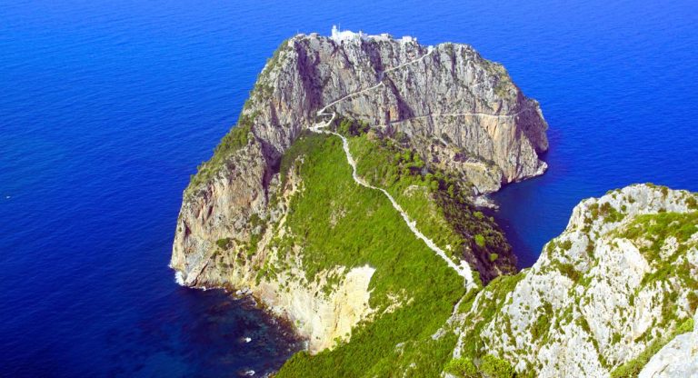 Vue aérienne du cap Carbon près de Béjaïa en Kabylie algérienne, promontoire rocheux et verdoyant surplombant la mer Méditerranée bleue