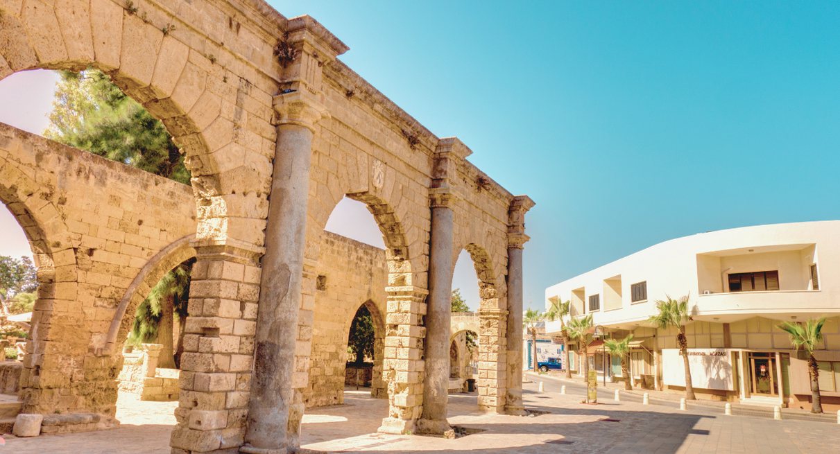 Arches de pierre antiques de Famagouste à Chypre avec ciel bleu et palmiers