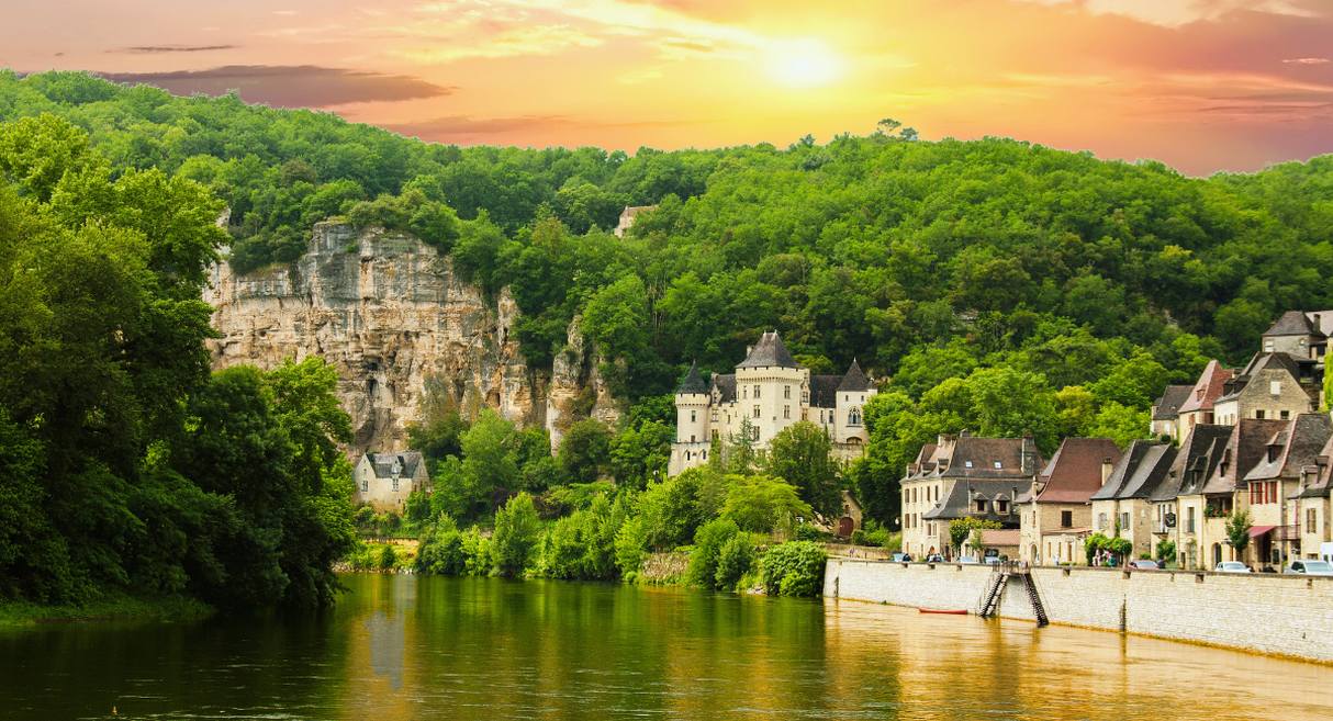 Vue de La Roque-Gageac depuis la Dordogne au coucher de soleil, Périgord