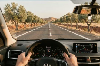 Vue depuis l'intérieur d'une voiture sur une autoroute espagnole gratuite traversant un paysage méditerranéen sec et ensoleillé