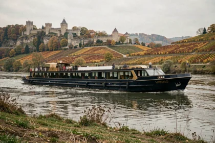 Bateau de croisière fluviale Viking naviguant sur le Rhin avec châteaux médiévaux en arrière-plan